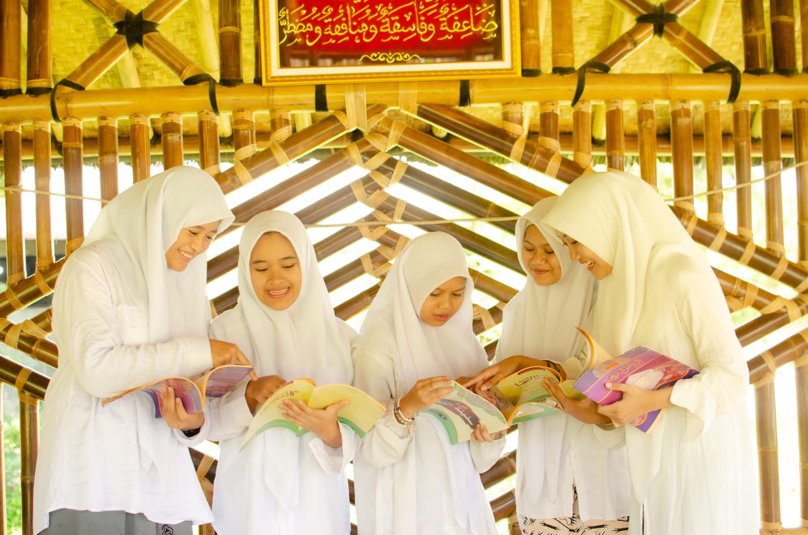 Bukan Sekedar Sarung dan Kitab Kuning